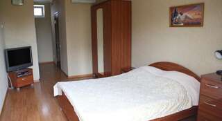 Гостиница Angelina Guest House Кабардинка Стандартный четырехместный номер-2